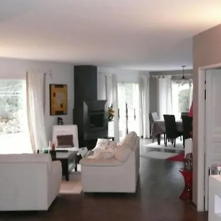 Paisible De Standing Avec Piscine Willa Ornaisons