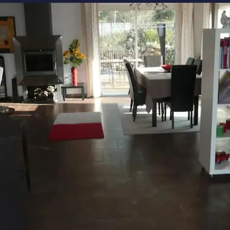Paisible De Standing Avec Piscine Ornaisons